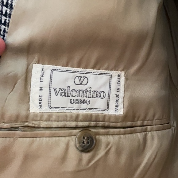Selling a Valentino sports coat, in good condition, black and white checkering - Picture 2 of 3